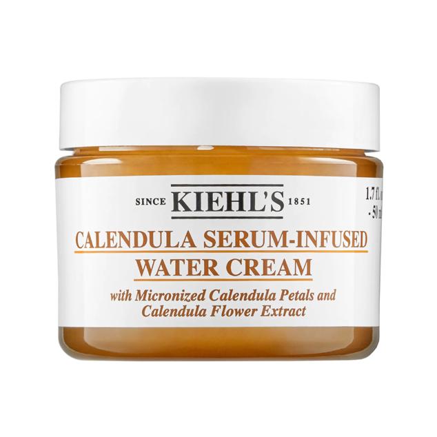 Inspirada en su icónico Tónico de Caléndula, esta crema hidratante formulada con caléndula y de textura acuosa calma e hidrata la piel además de aportar multiples beneficios. Esta crema consigue una piel hidratada, calmada fresca y radiante. Además, logra un tono de la piel igualado y con más luminosidad, reduciendo visiblemente las rojeces. Ayuda a mejorar la textura, luminosidad y líneas de expresión deshidratadas y suaviza la piel con una hidratación de 24 horas de duración. Precio: 48,99 euros en Sephora. Cómpralo aquí