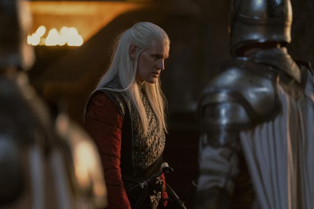 Matt Smith, al que vimos en las dos primeras entregas de The Crown en el papel del Duque de Edimburgo, interpreta a Daemon Targaryen. Hermano del rey Viserys, se considera el heredero por derecho propio, aunque despierta recelos en la corte por su inestable carácter.