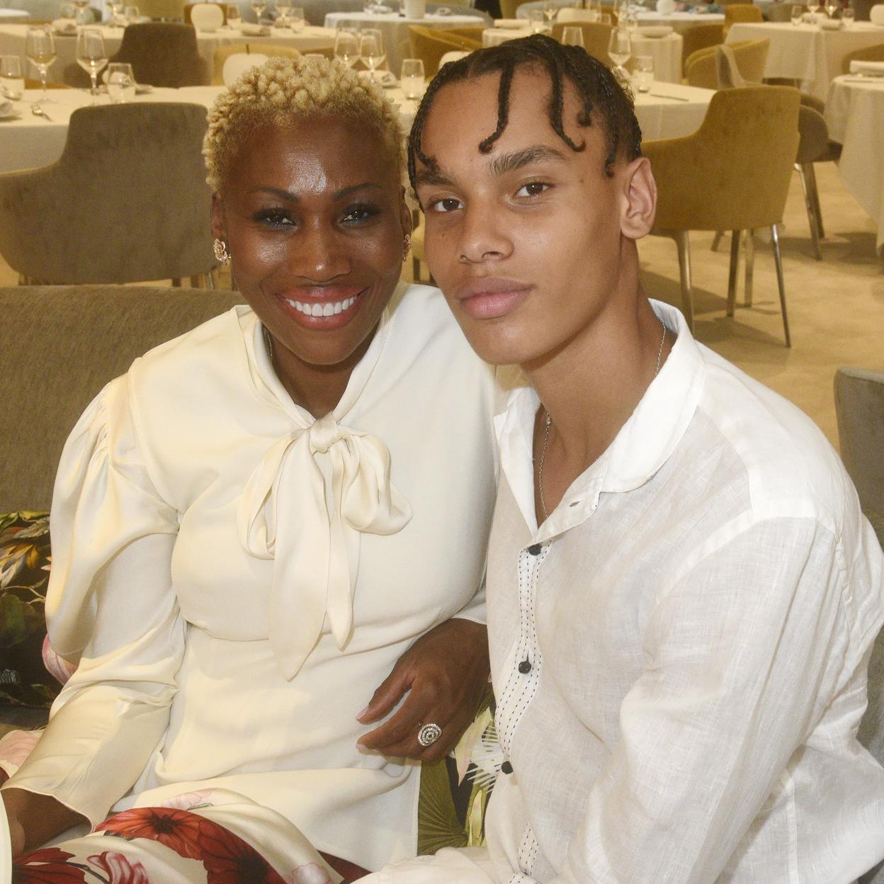 Alexandre Grimaldi Coste posa junto a su madre, Nicole Coste.