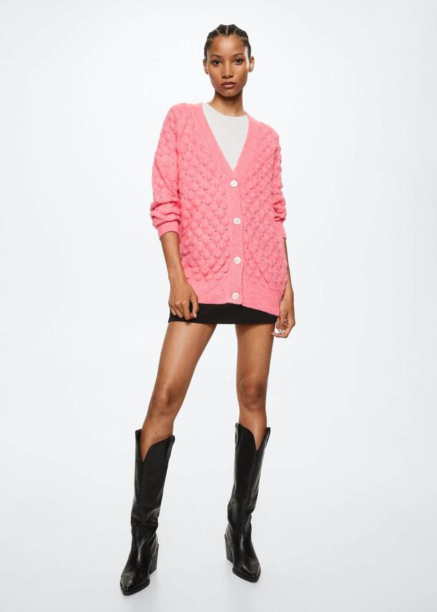 Chaqueta de punto oversize con detalles en relieve, manga larga, escote de pico, silueta relajada y cierre de botones, color rosa, de Mango. La encontrarás a 29,99 euros.