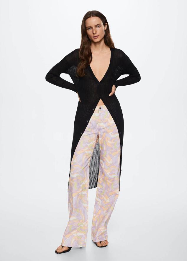 Cárdigan en tejido de punto fino de canalé con manga larga, escote de pico y cierre de botones, color negro, de Mango. Cómpralo por 29,99 euros.