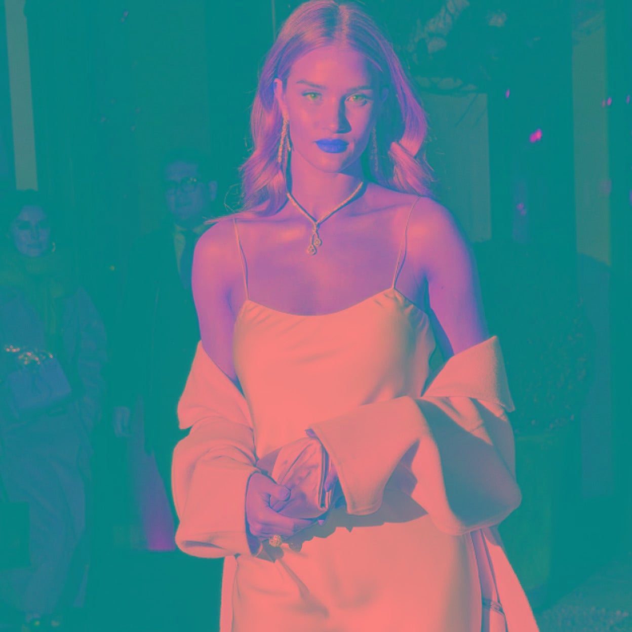 Rosie Huntington-Whitely, con un imponente vestido lencero con tirante espagueti.