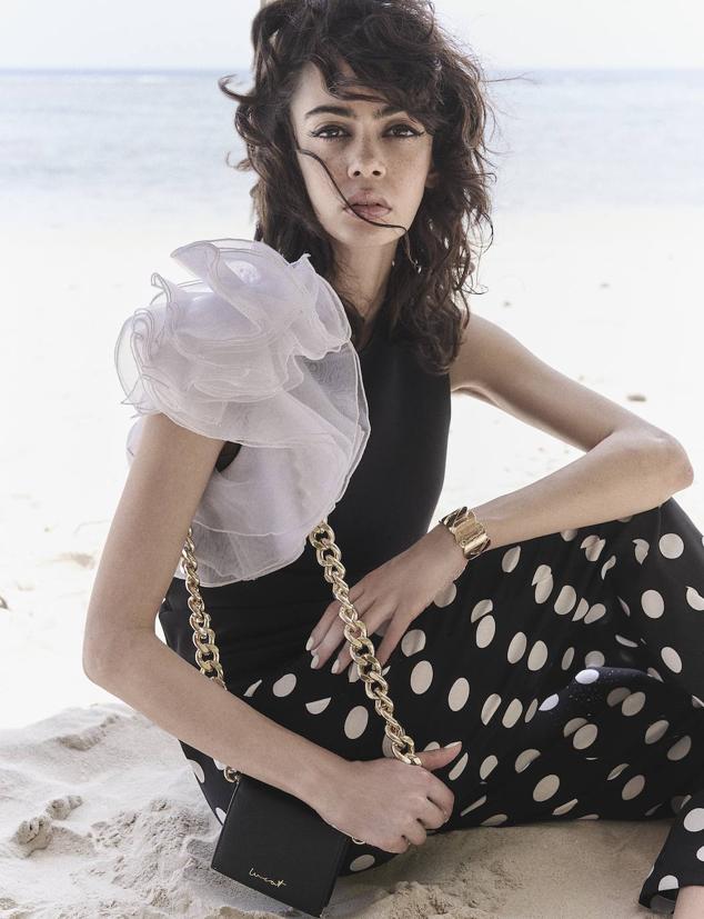 Camisa de Jackie Rogers, pantalón de Susanne Wiebe, bolso de Wheat y pulsera de Saskia Diez.