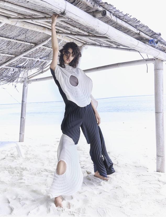 Top y pantalón de Issey Miyake.