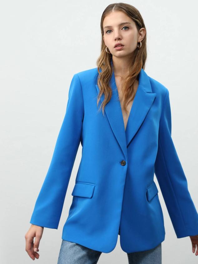 Blazer oversize con cuello esmoquin, bolsillos con solapa y cierre de botón, color azulón, de Lefties. Tiene un coste de 25,99 euros.