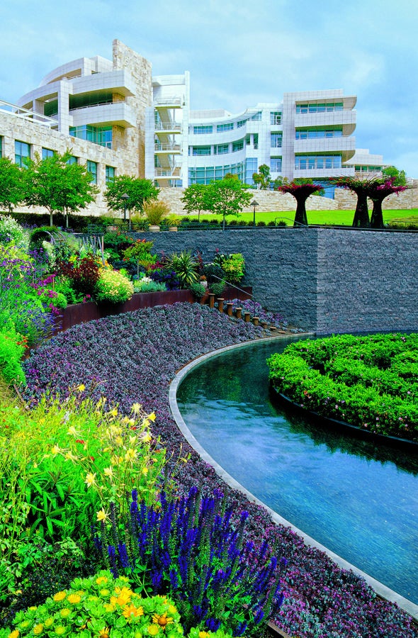 Robert Irwin, autor y alma de los jardines del Getty Center (Los Ángeles, EE.UU.)), grabó en una de sus piedras el principio irrenunciable de este espacio: “Siempre en cambio, que no sea dos veces igual”.