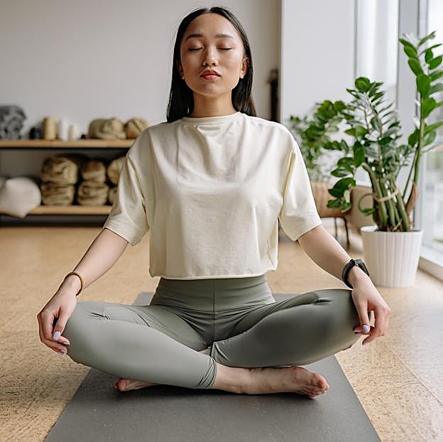 Mujer meditando. 