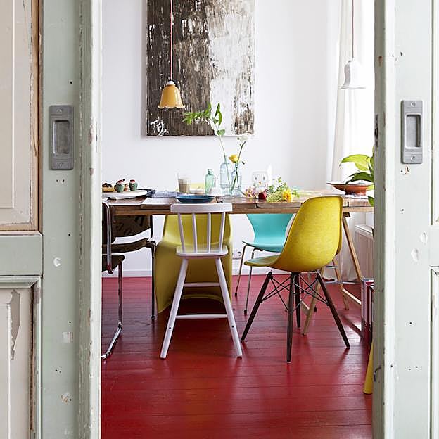 Atrévete a pintar tu suelo de madera: así puedes sumarte a la tendencia deco que va a arrasar en otoño