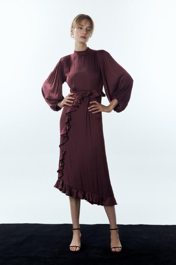 Entre morado y burdeos, el berenjena, es un color perfecto para cualquier invitada de otoño. Vestido de manga larga con volantes de Sfera (49,99 euros). 