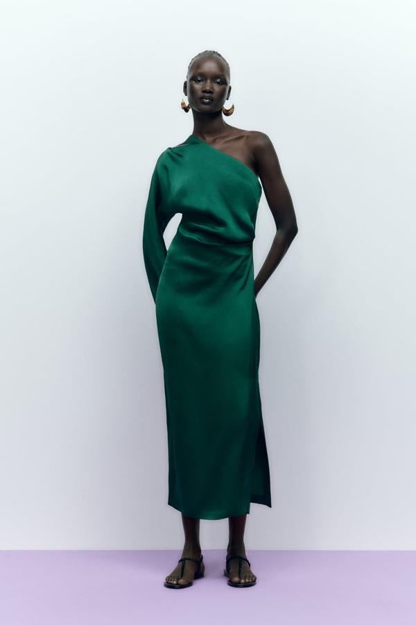 Un diseño minimalista pero que no pasará desapercibido en ninguno de esos grandes eventos. Vestido asimétrico en color verde oscuro de Zara (59,99 euros). 