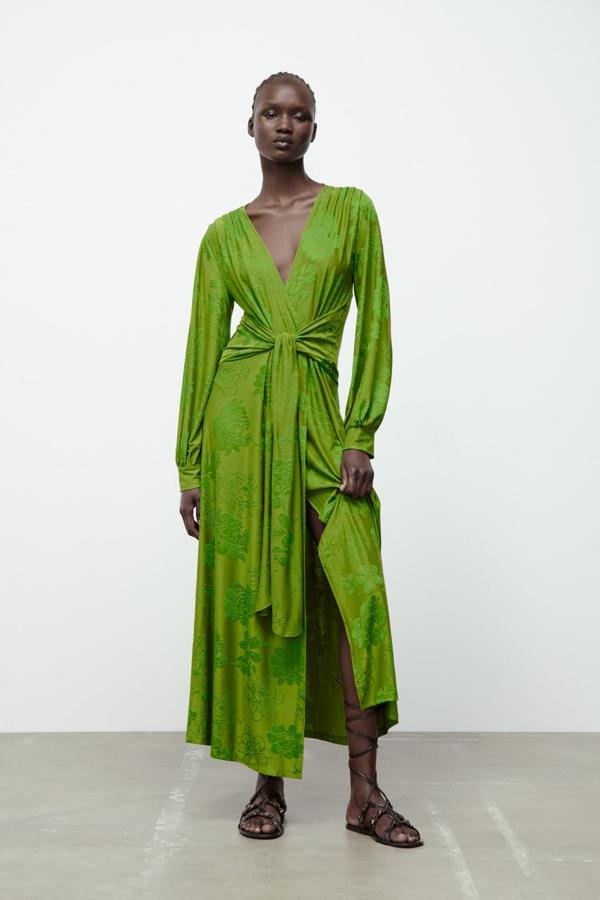 Cuando algo funciona, Zara apuesta por repetirlo una y otra vez. Este diseño, que ya habíamos visto en otros colores, apuesta por el verde más otoñal. Vestido con flores brocadas de Zara (39,99 euros). 