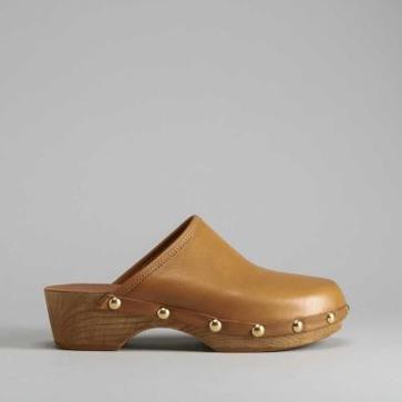 Imagen secundaria 1 - Los zuecos de Pikolinos (99,95 euros), de Merkal (24,99 euros) y de Hispanitas (55,90 euros).