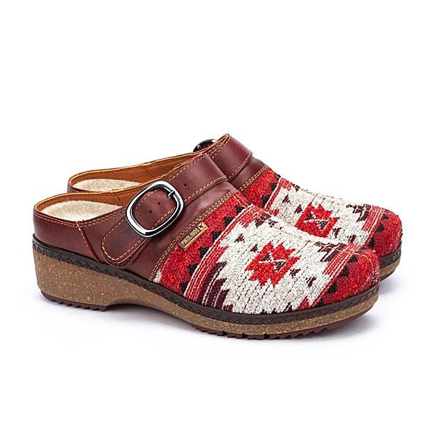 Imagen principal - Los zuecos de Pikolinos (99,95 euros), de Merkal (24,99 euros) y de Hispanitas (55,90 euros).