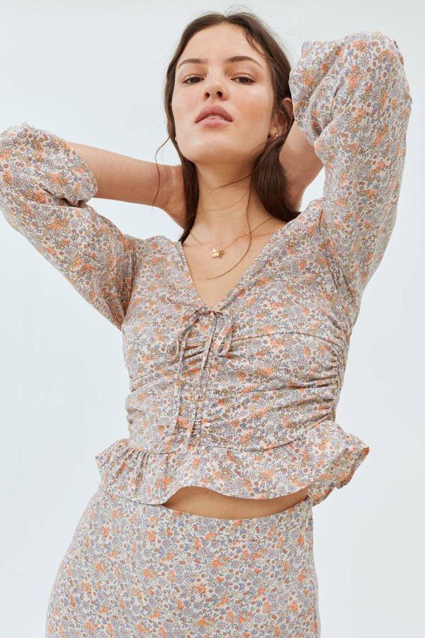 Este modelo de corte entallado tiene un pronunciado escote en forma de pico con un cordón.