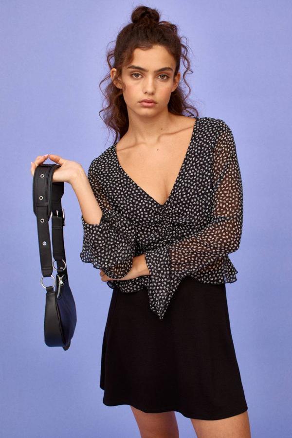 Este modelo de corte entallado tiene un cordón de ajuste y está disponible en lila claro y en negro.