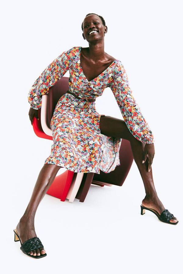 Otra buena opción es este modelo que cuenta con un cordón de ajuste que crea un efecto drapeado.