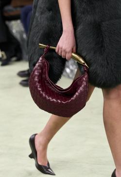 Imagen secundaria 2 - Bolsos de Bottega Veneta en el desfile de la firma para este otoño, en el que se estrenaba Matthieu Blazy.