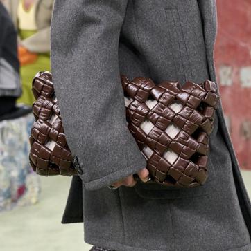 Imagen secundaria 1 - Bolsos de Bottega Veneta en el desfile de la firma para este otoño, en el que se estrenaba Matthieu Blazy.