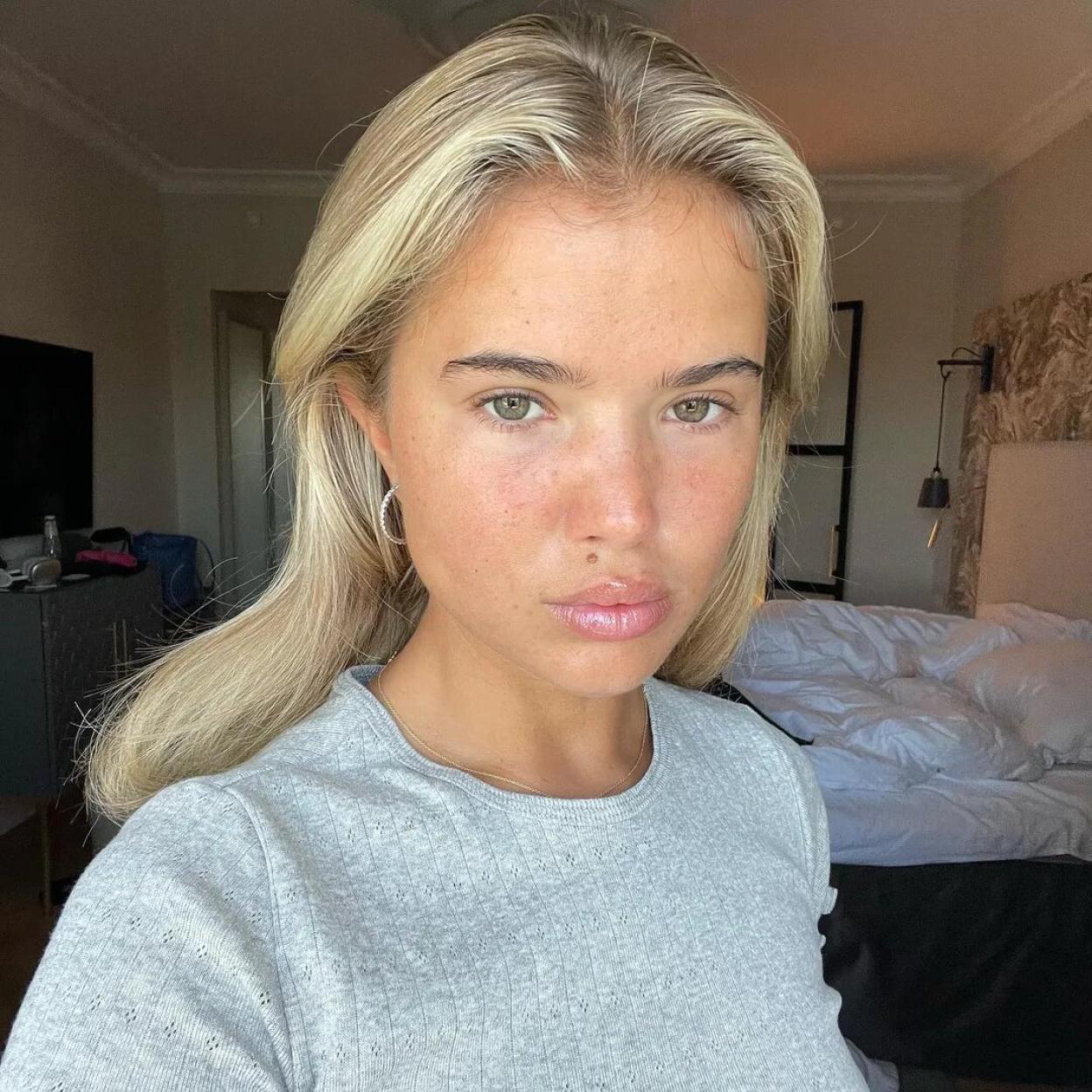 La influencer Matilda Djerf presume de una cara lisa, hidratada y sin imperfecciones.