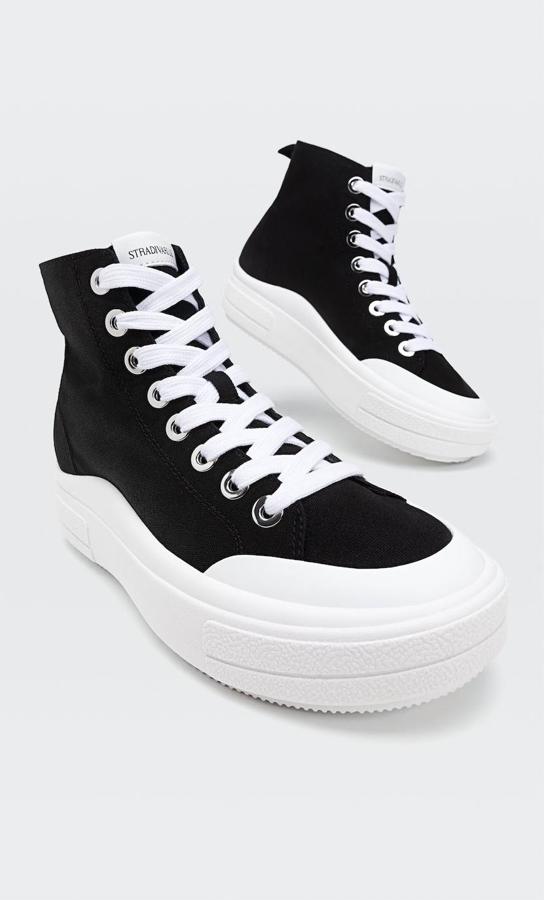 Botines deportivos tipo basket con cierre de cordones y suela extra ancha. Están disponibles en negro, beige o blanco, por 25,99 euros.