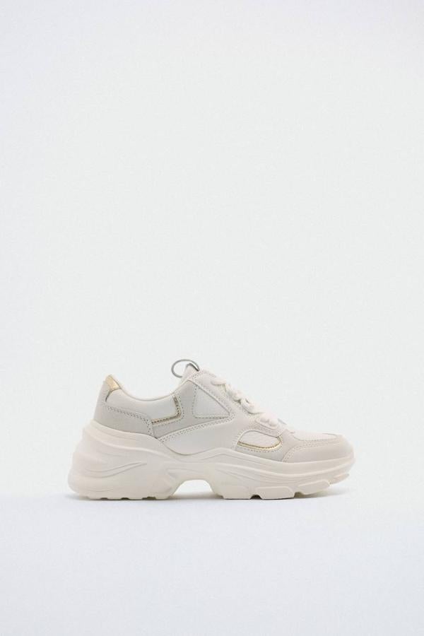 Deportivas running de estilo retro con maxi suela y detalles combinados de diferentes tejidos y acabados, de Zara. Puedes comprarlas a 39,95 euros.