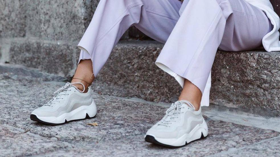Las zapatillas deportivas son la opción cómoda que aporta un toque chic a los looks de las influencers