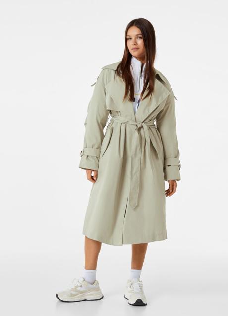 Imagen - Gabardina oversize de Bershka. Foto: Bershka.