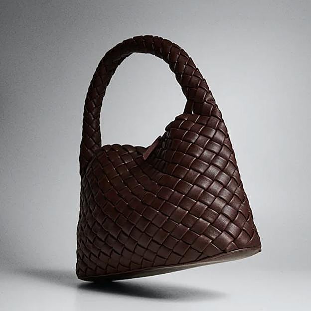 Imagen principal - Bolso trenzado granate de Mango.