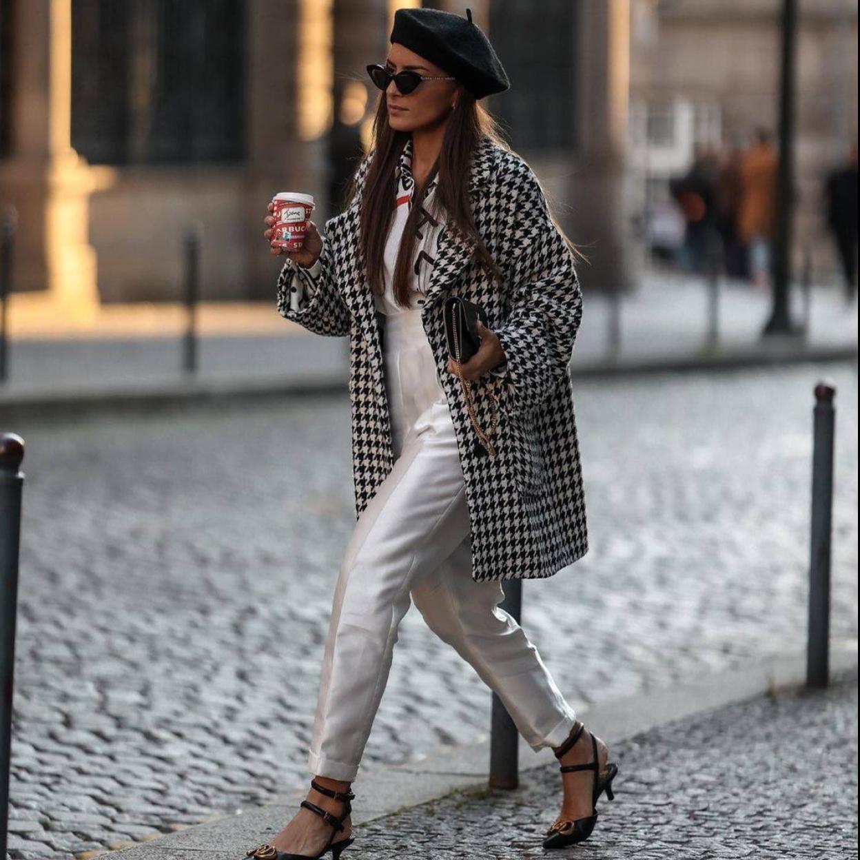 Las influencers adoran la elegancia de las chaquetas en estampado pata de pallo