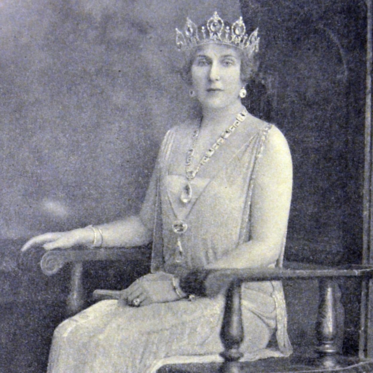 La Reina Victoria Eugenia con la corona de aguamarinas.