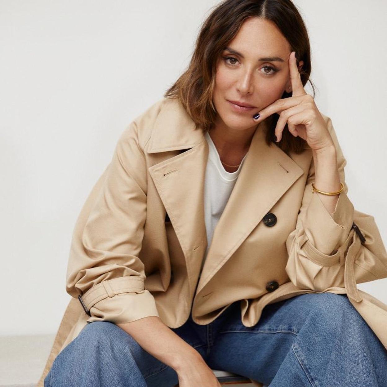 El básico infalible para el otoño de Tamara Falcó es una gabardina beige