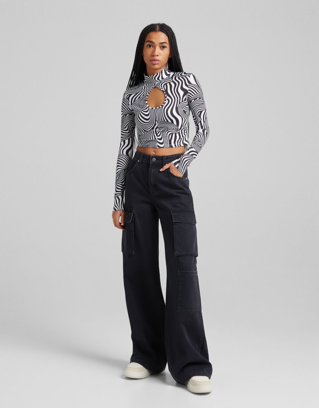 La moda dosmilera ya es una realidad que vivimos cada día en nuestras tendencias. Por esa misma razón, los pantalones cargo se convertirán en uno de los más demandados por los espíritus más urbanos y atrevidos.  Cómpralo aquí