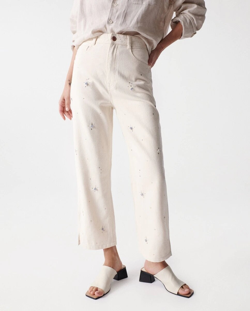 Los vaqueros serán un clásico inamovible, pero también encontrarás modelos con estampaciones que le aportarán un toque diferente, romántico y súper juvenil. Podrás llevarlos con toda clase de prendas. Tanto con camisetas y camisas como con bodys o top crops.  Cómpralo aquí