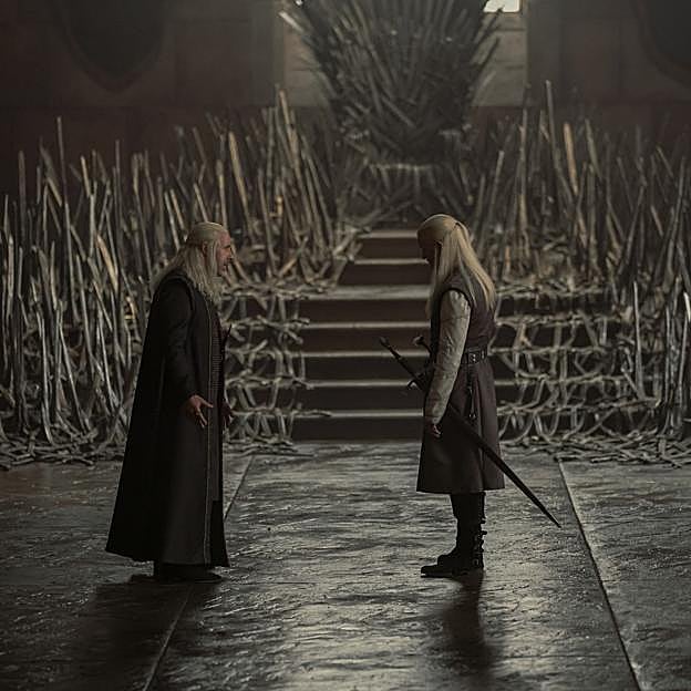 El rey Viserys y su hermano Daemon frente al Trono de Hierro.
