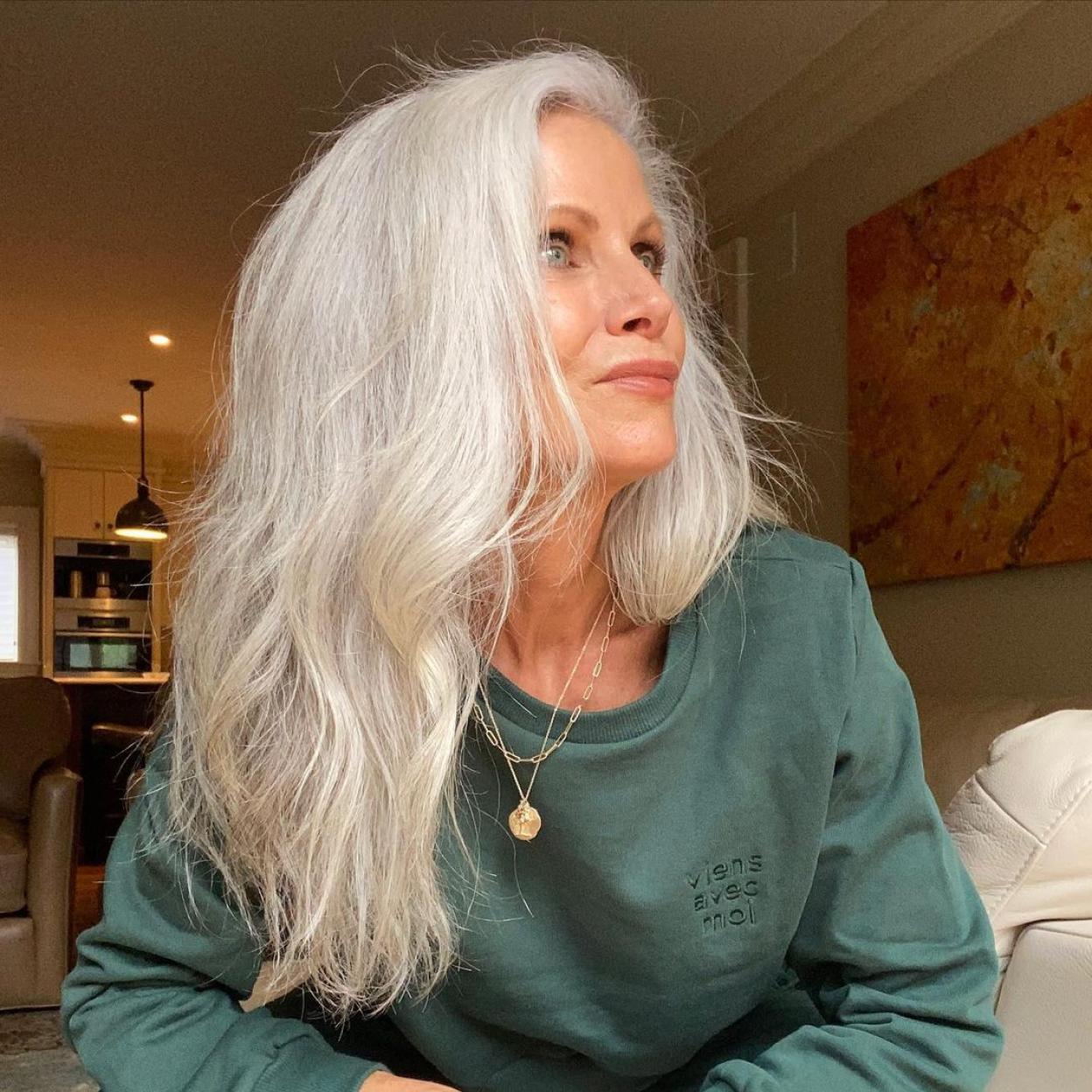 El corrector que usan las mujeres de más de 60 como base porque hidrata y deja la piel suave