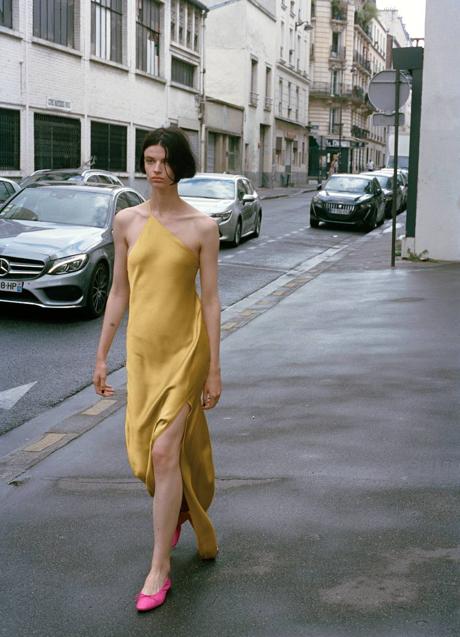 Imagen - Vestido amarillo satinado largo de Zara