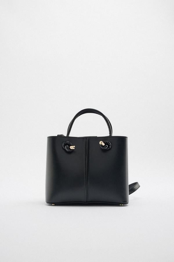 Si buscas un diseño atemporal que combine con todo tu armario este será tu bolso favorito de la temporada. Bolso de doble asa de Zara (25,99 euros). 