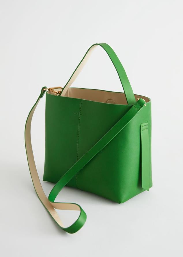 Para las más atrevidas, un toque de color. Bolso de color verde de & Other Stories (139 euros). 