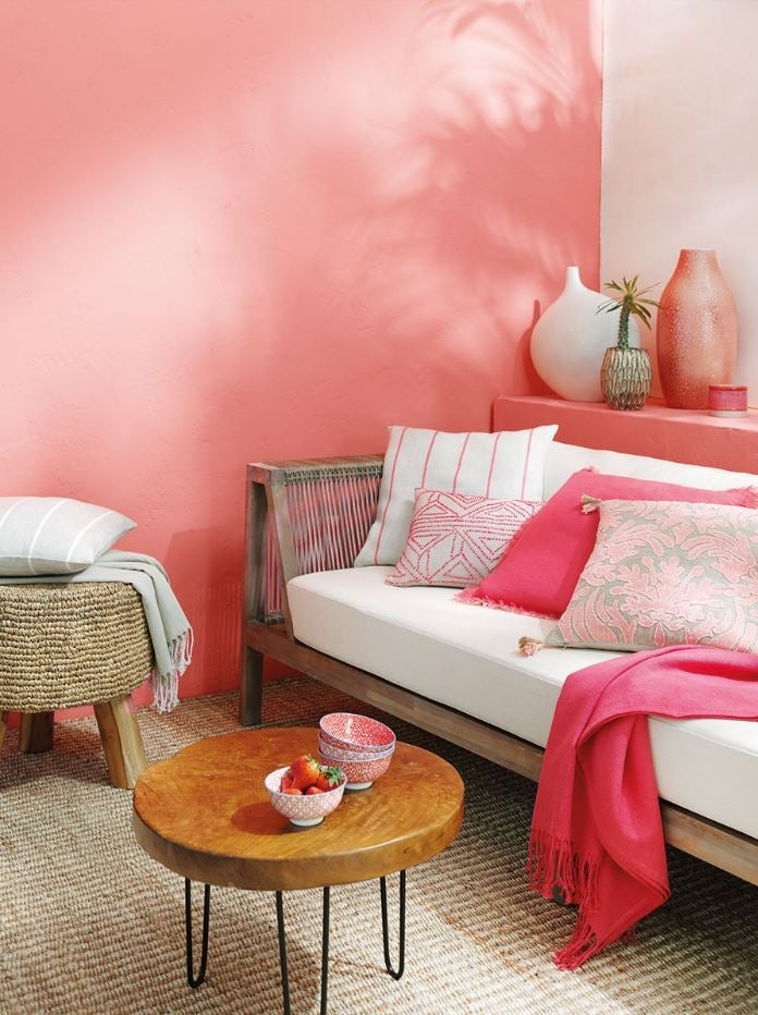 Los pequeños detalles son los que marcan la diferencia, y esta mesa auxiliar que combina madera de teca maciza, patas de metal y un diseño rústico industrial increíble es una apuesta segura. Precio: 72.95 euros. Cómpralo aquí