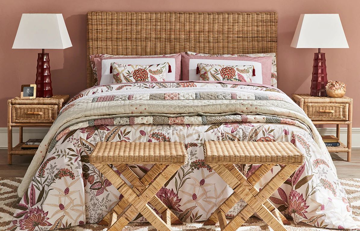 Un toque rústico y vintage en tu dormitorio con muebles de ratán como esta serie de El Corte Inglés hecha de forma artesana y perfecta para poner un toque muy fresco en tu habitación. Las mesillas están rebajadas a 74 euros. Cómpralo aquí