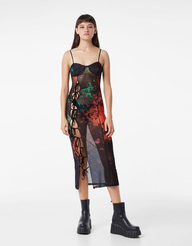 Este vestido de tirantes tiene un acabado elástico, por lo que se amolda fácilmente a la figura.  Cómpralo aquí