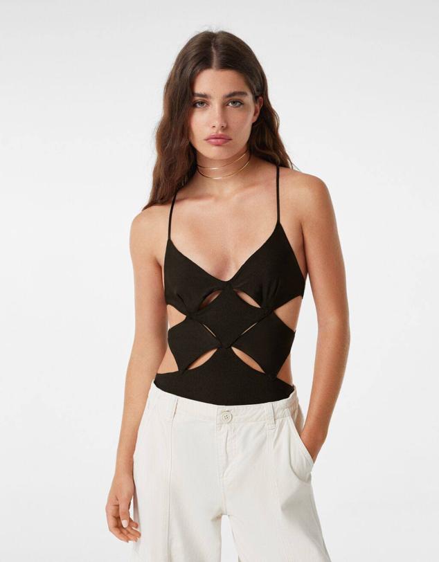 Este body negro tiene un diseño formado por triángulos que deja multitud de aberturas.  Cómpralo aquí