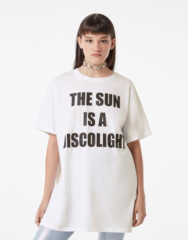 Esta camiseta cuenta con una frase estampada en el frontal y una imagen en la espalda.  Cómpralo aquí