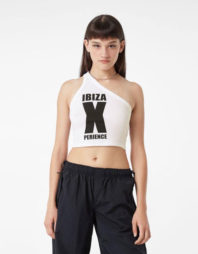 También nos encanta este top que tiene un solo tirantes y que cuenta con un estampado.  Cómpralo aquí