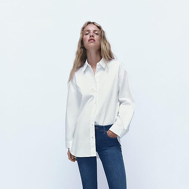 Imagen principal - De izquierda a derecha: camisa blanca de Zara (25,95€), pendientes de Luxenter (19,99€) y bermudas de H&M (12,99€).