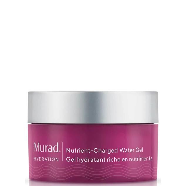Nutrient Charged Water Gel de Murad se trata de un concentrado hidratante y nutritivo con efecto revitalizador en formato gel. Está enriquecido con un cóctel de péptidos, vitaminas y minerales que hidratan de forma intensa, fortalecen la barrera, rellenan, suavizan, mejoran el aspecto de los signos de la edad e iluminan la tez. También contiene ceramidas, urea, fermentos, aminoácidos y ácido hialurónico. Todo lo que necesita la piel, lo proporciona. Cómpralo aquí