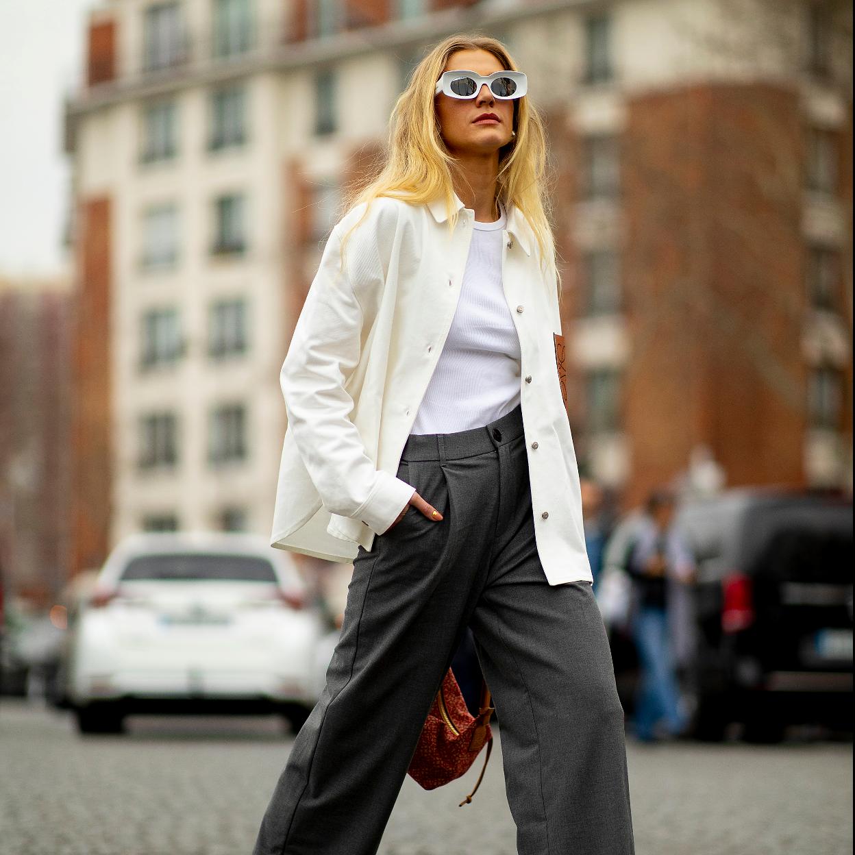 Son unos pantalones grises de pinzas.