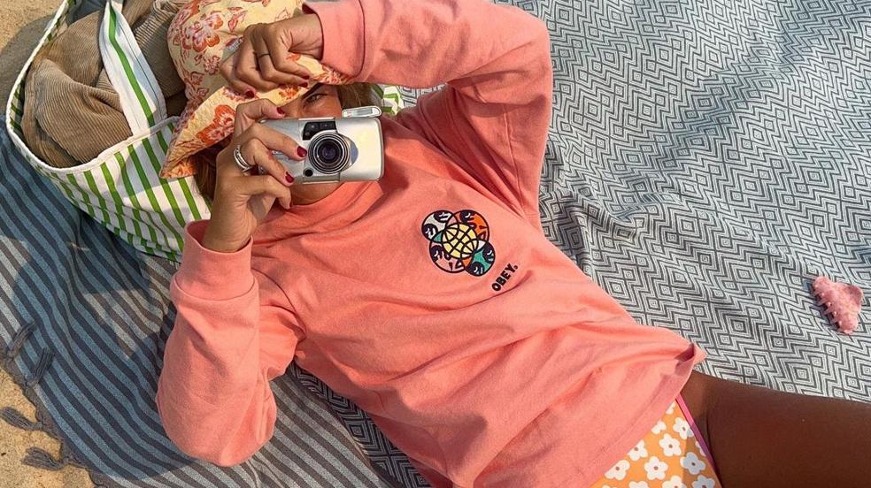 Las influencer lucen sudaderas originales.