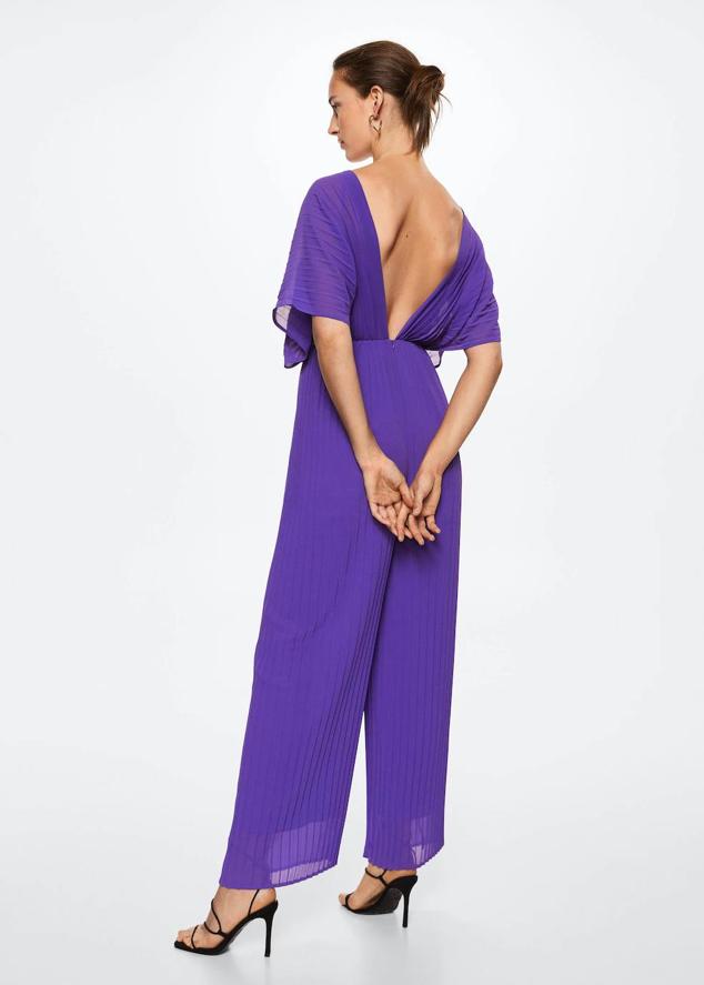 Mono largo en tejido plisado con escote de pico, mangas cortas y espalda abierta, en morado, de Mango. Tiene un precio de 59,99 euros.