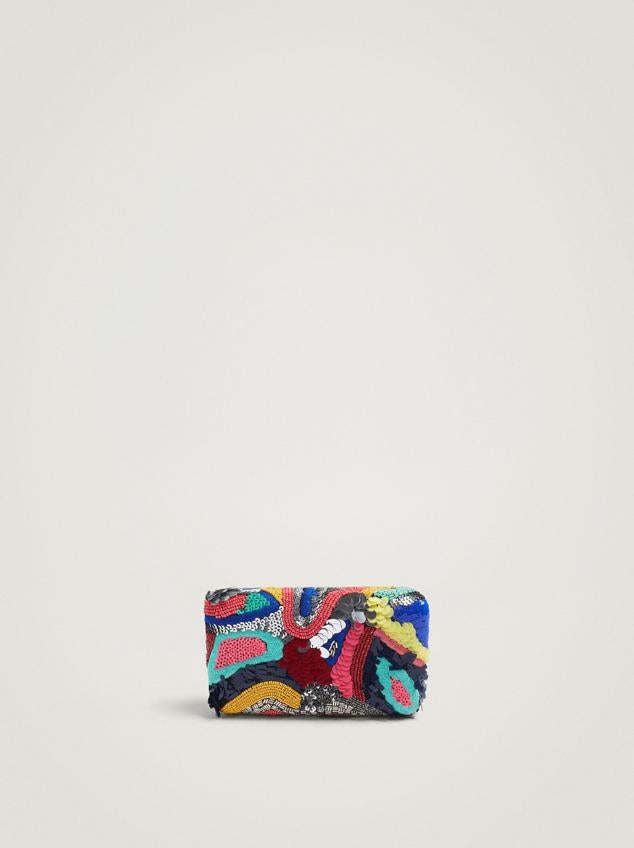 Clutch de fiesta con lentejuelas multicolor que reflejan a la perfección la tendencia otoñal de colores vivos. Es de Parfois. Precio: 29,99 €.